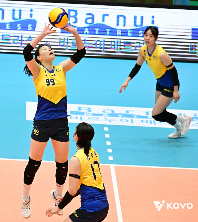 현대건설의 새로운 세터 구솔이 15일 단양국민체육센터에서 열린 2026 한국실업배구연맹&프로배구 퓨처스 챔프전 단양대회 IBK기업은행과 4강전에서 이채영에게 공을 올리고 있다./KOVO 제공