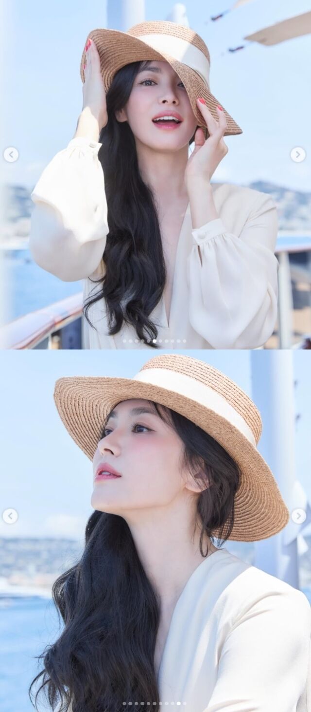 송혜교는 깊게 파인 브이넥 라인이 인상적인 아이보리 빛 롱 원피스를 착용해 가녀린 목선과 우아한 실루엣을 강조했다. /송혜교 소셜미디어