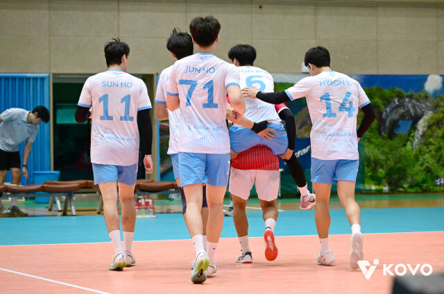 대한항공이 15일 단양국민체육센터에서 열린 2026 한국실업배구연맹&프로배구 퓨처스 챔프전 단양대회 국군체육부대와 4강전에서 최원빈이 쓰러지자 함께 부축하며 이동하고 있다./KOVO 제공