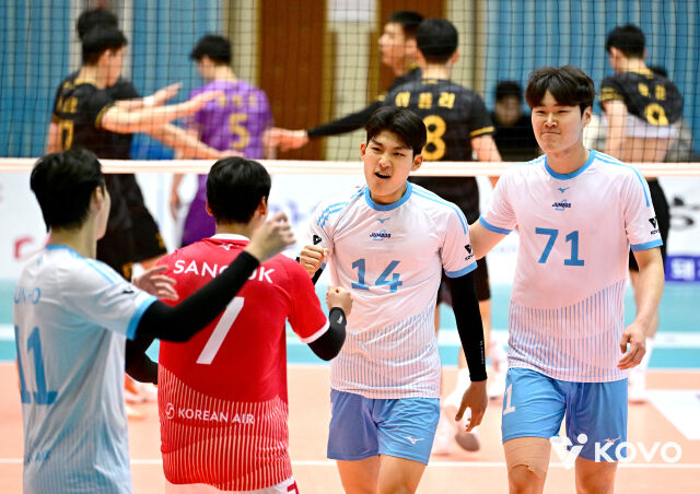 대한항공이 15일 단양국민체육센터에서 열린 2026 한국실업배구연맹&프로배구 퓨처스 챔프전 단양대회 국군체육부대와 4강전에서 득점 이후 환호하고 있다./KOVO 제공