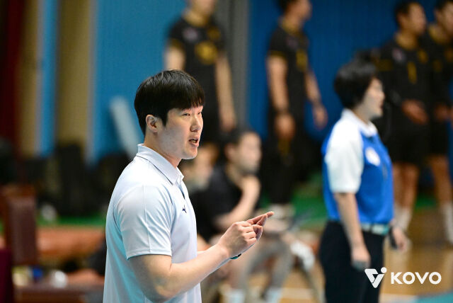 대한항공의 신영수 코치가 2026 한국실업배구연맹&프로배구 퓨처스 챔프전 단양대회 지휘봉을 잡은 가운데 15일 단양국민체육센터에서 열린 국군체육부대와 4강전에서 선수들에게 지시를 내리고 있다./KOVO 제공