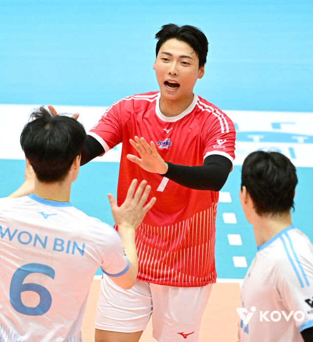 올해 대한항공으로 이적한 리베로 이상욱이 15일 단양국민체육센터에서 열린 2026 한국실업배구연맹&프로배구 퓨처스 챔프전 단양대회 4강전에서 미소를 짓고 있다./KOVO 제공
