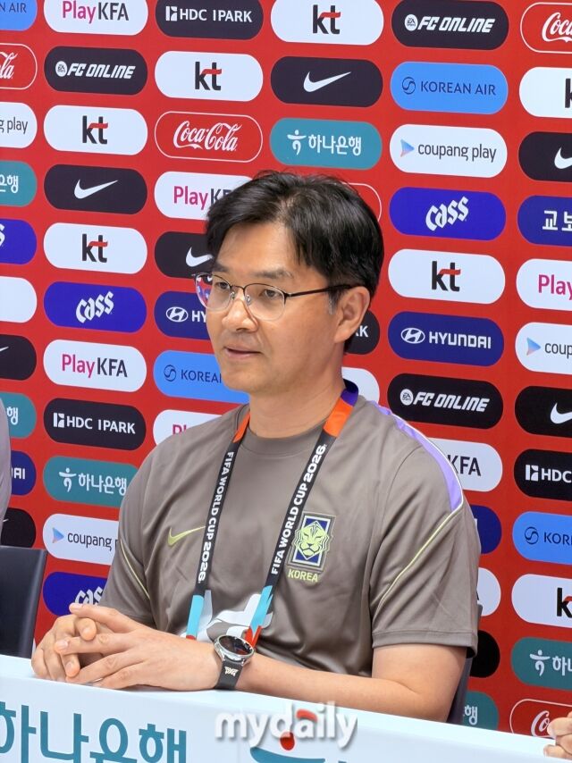 축구대표팀 한덕현 주치의가 15일(현지시각) 멕시코 할라스코주 과달라하라 인근 사포판의 치바스 베르데 바예에서 취재진과 선수단의 심리 상태에 대해 인터뷰를 하고 있다./사포판(멕시코)=최병진 기자