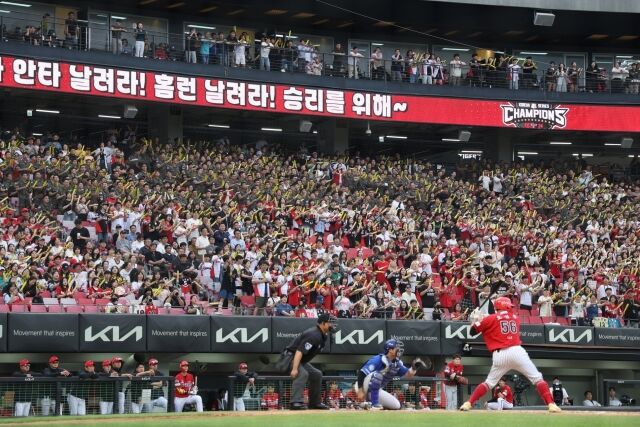 KIA 타이거즈가 18일 광주 KIA챔피언스필드에서 열릴 LG 트윈스와의 홈 경기서 군 장병 2000명을 초청한다./KIA 타이거즈 제공