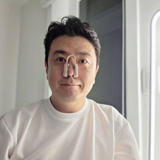 최동석이 코 관리용 미용 기기 사용 후기를 공개해 화제를 모았다. / 최동석 SNS
