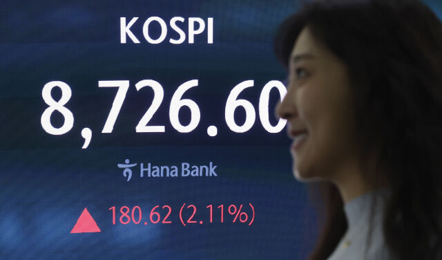 16일 오후 서울 중구 하나은행 딜링룸 전광판에 지수가 표시 되고 있다. /뉴시스