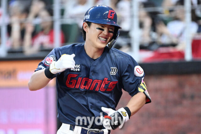 16일 인천 SSG랜더스필드에서 열린 '2026 신한 SOL KBO리그' 롯데 자이언츠와 SSG 랜더스 경기. 롯데 전민재가 5회초 1사 만루에 만루 홈런을 친 후 기뻐하고 있다./한혁승 기자