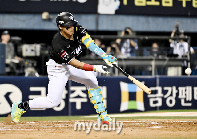 16일 오후 서울 잠실야구장에서 진행된 '2026 프로야구 KBO리그' 두산베어스와 KT위즈의 경기. KT 안현민이 5회초 1사 1,3루서 1타점 적시타를 터뜨리고 있다./잠실=송일섭 기자