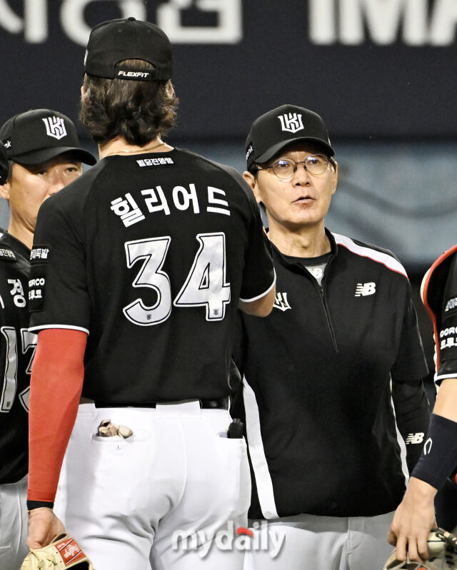 16일 오후 서울 잠실야구장에서 진행된 '2026 프로야구 KBO리그' 두산베어스와 KT위즈의 경기. KT 이강철 감독이 6-2로 승리한 뒤 힐리어드와 환호하고 있다./마이데일리