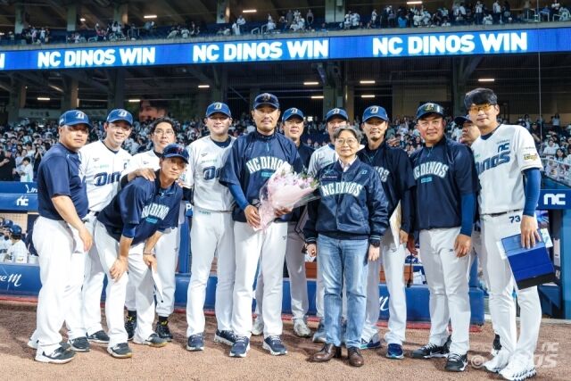 이호준 감독의 100승 축하 기념 사진을 찍은 NC 코칭스태프./NC 다이노스