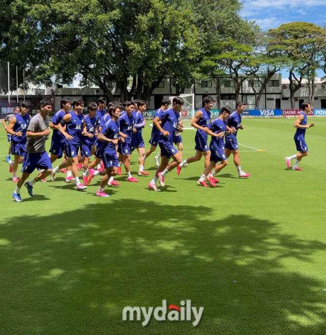 대한민국 축구대표팀이 16일(한국시각) 멕시코 할라스코주 과달라하라 인근 사포판의 치바스 베르데 바예에서 훈련을 하고 있다. 다수의 선수들이 핑크색 축구화를 신고 있다./사포판(멕시코)=최병진 기자
