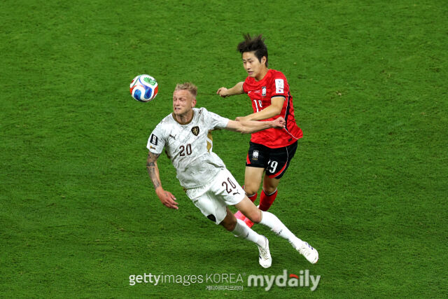 축구대표팀의 이강인(오른쪽)과 체코의 젤레니가 북중미월드컵 A조 1차전에서 볼을 다투고 있다./게티이미지코리아