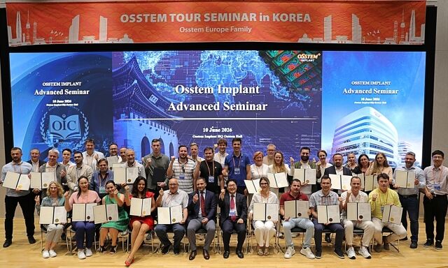 '오스템 유럽 투어 세미나 2026(Osstem Europe Tour Seminar 2026)'에 참가한 유럽 9개국 치과의사들이 지난 10일 서울 강서구 오스템임플란트 트윈타워에서 진행된 세미나 후 수료증을 받고 기념 촬영을 하고 있다. /오스템임플란트