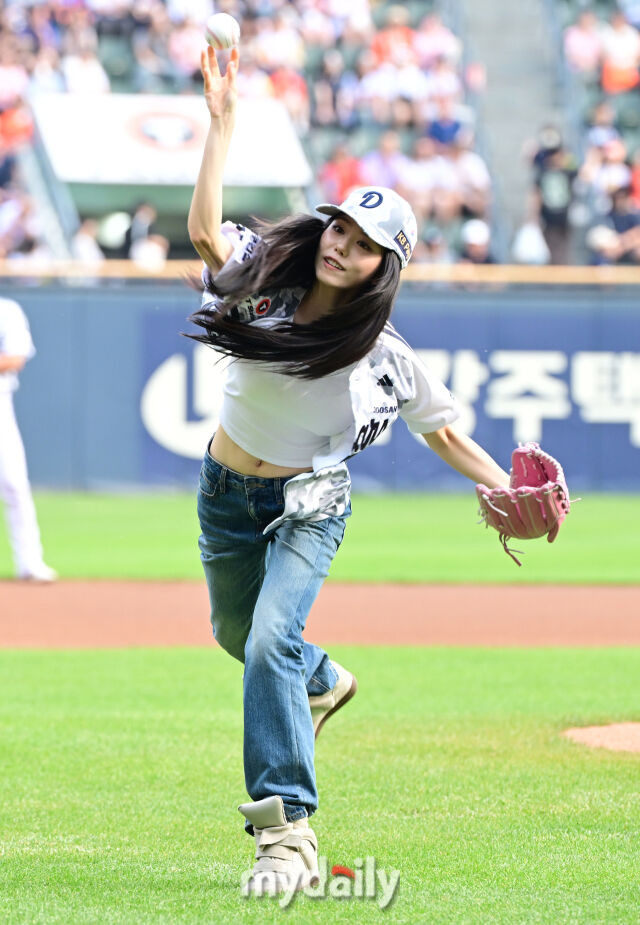 힘차게 시구를 하는 아이오아이 김소혜