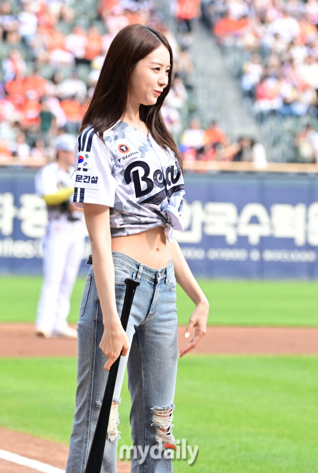 시타를 위해 타석에 들어선 아이오아이 임나영.