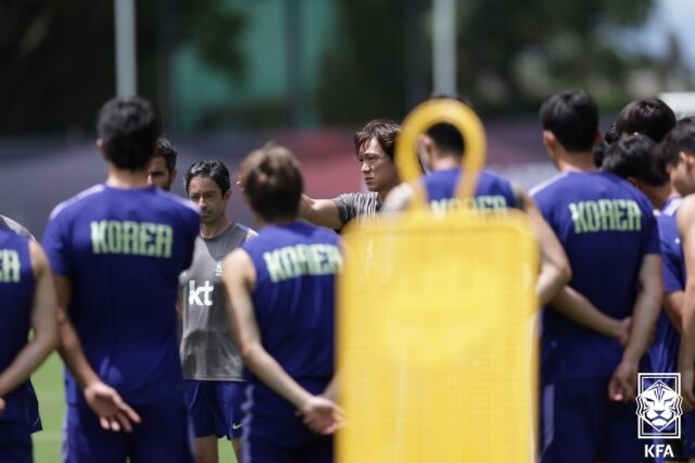 홍명보 감독이 이끄는 대한민국 축구대표팀이 16일 멕시코 할라스코주 과달라하라 인근 사포판의 치바스 베르데 바예에서 멕시코전을 앞두고 훈련을 진행했다./대한축구협회