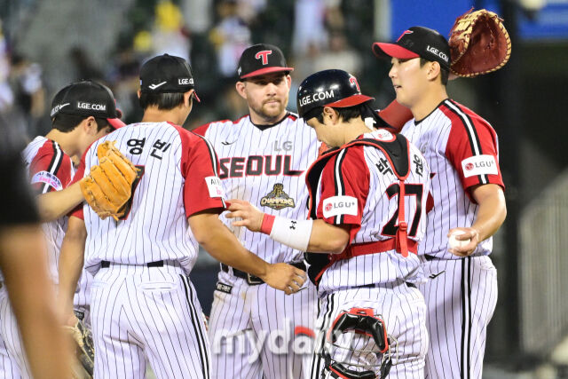 LG 손주영이 6-1로 승리한 뒤 동료들과 함께 세리머니를 펼치고 있다.