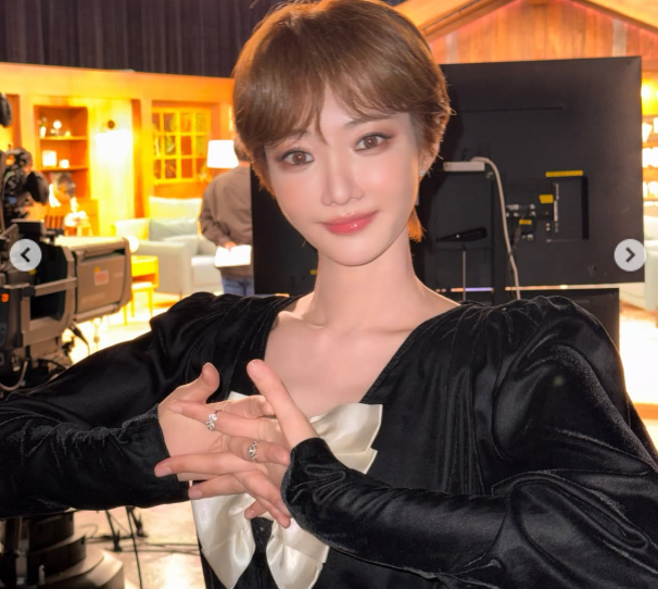 지난 16일 전파를 탄 MBN 예능 프로그램 ‘남의 집 귀한 가족’에서는 부모님의 간절한 바람에 등 떠밀려 결혼정보회사의 소개팅 주선 자리에 나서게 된 고준희의 에피소드가 그려졌다./고준희 소셜미디어