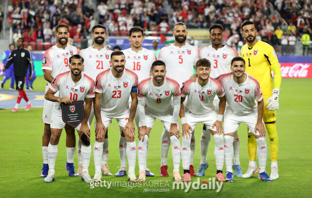 17일 샌프란시스코 베이 에어리어 스타디움에서 열린 오스트리아와 요르단의 '2026 국제축구연맹(FIFA) 북중미 월드컵' J조 조별리그 1차전. 사진 촬영에 임하고 있는 요르단 축구대표팀 선수단./게티이미지코리아