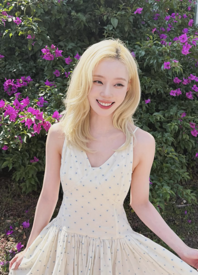 윈터가 해외 거리에서 청초한 매력을 발산하며 눈길을 사로잡았다. / 윈터 SNS