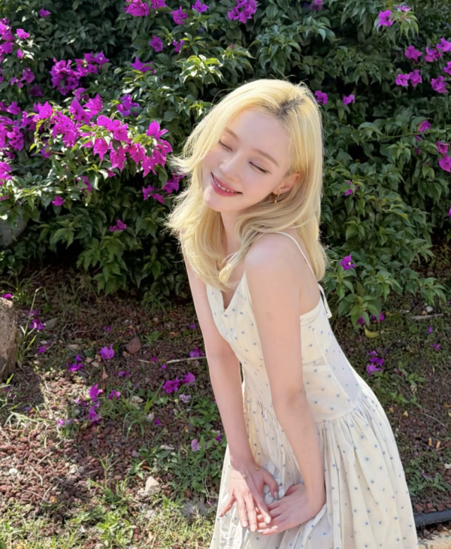 윈터가 해외 거리에서 청초한 매력을 발산하며 눈길을 사로잡았다. / 윈터 SNS
