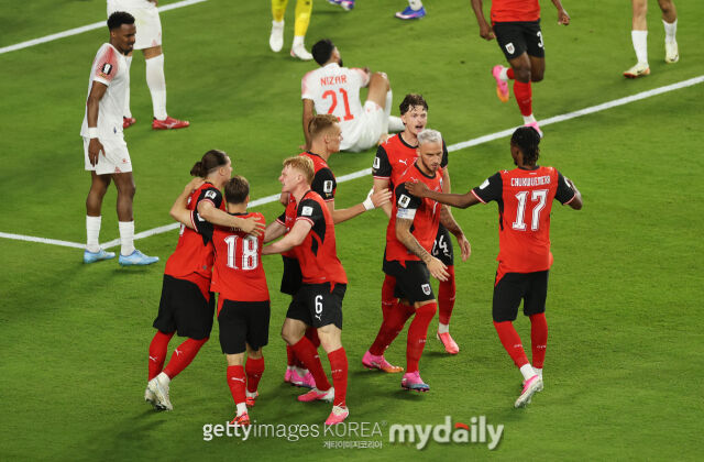 17일 샌프란시스코 베이 에어리어 스타디움에서 열린 오스트리아와 요르단의 '2026 국제축구연맹(FIFA) 북중미 월드컵' J조 조별리그 1차전. 요르단 야잔 알아랍의 자책골이 나온 뒤 기뻐하고 있는 오스트리아 선수단./게티이미지코리아