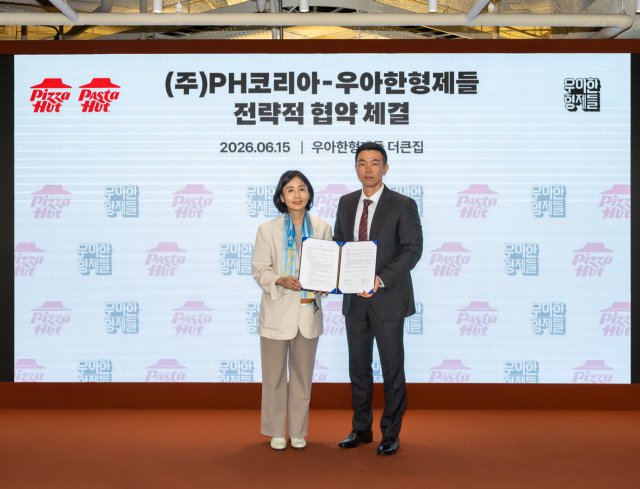 김지훈 우아한형제들 사업부문장(오른쪽)과 김정은 PH코리아 대표가 지난 15일 서울 송파구 우아한형제들 본사에서 전략적 업무 협약(MOU)을 체결한 뒤 기념 촬영을 하고 있다. /우아한형제들