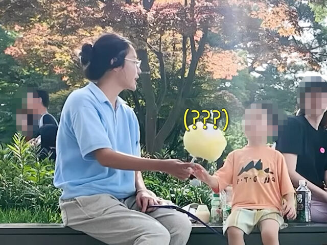황정음이 아들에게 떨어진 솜사탕을 건넸다. / 유튜브 '황정음'