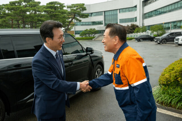 17일 포스코 광양제철소 전기로 공장 준공식에 참석한 김민석 국무총리(왼쪽)와 장인화 포스코그룹 회장이 인사를 나누고 있다. /포스코