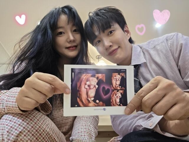 문지인이 출산을 앞두고 진행한 유전자 검사 과정을 공개한 뒤 예상치 못한 논란에 휩싸였다. / 문지인 SNS