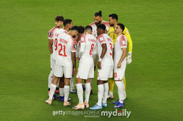 요르단이 샌프란시스코 베이 에어리어 스타디움에서 열린 오스트리아와의 '2026 국제축구연맹(FIFA) 북중미 월드컵' J조 조별리그 1차전에서 1-3으로 패배했다. 요르단 선수들이 이야기를 나누고 있다./게티이미지코리아