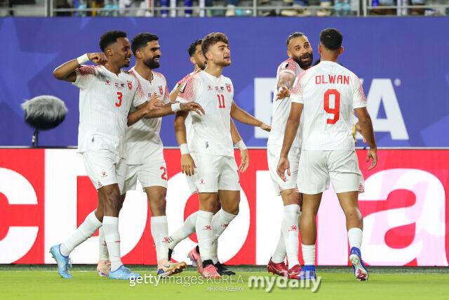 요르단이 샌프란시스코 베이 에어리어 스타디움에서 열린 오스트리아와의 '2026 국제축구연맹(FIFA) 북중미 월드컵' J조 조별리그 1차전에서 1-3으로 패배했다. 요르단 선수들이 동점골을 넣은 뒤 기뻐하고 있다./게티이미지코리아