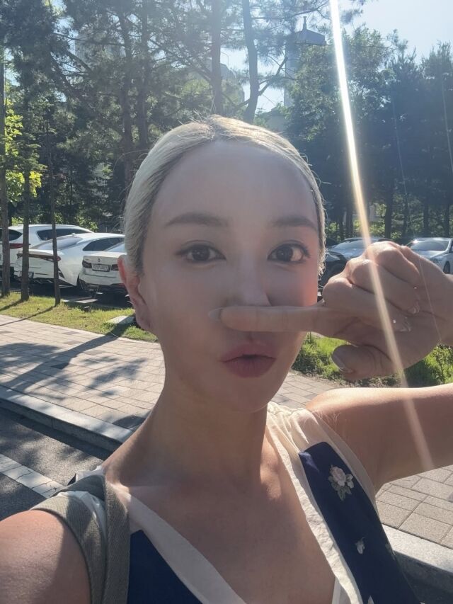 S.E.S. 출신 슈가 한층 날렵해진 비주얼로 근황을 전했다. / 슈 SNS