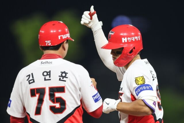 KIA 타이거즈 김도영이 17일 광주 KIA챔피언스필드에서 열린 LG 트윈스와의 홈 경기서 결승타를 치고 환호하고 있다./KIA 타이거즈 제공