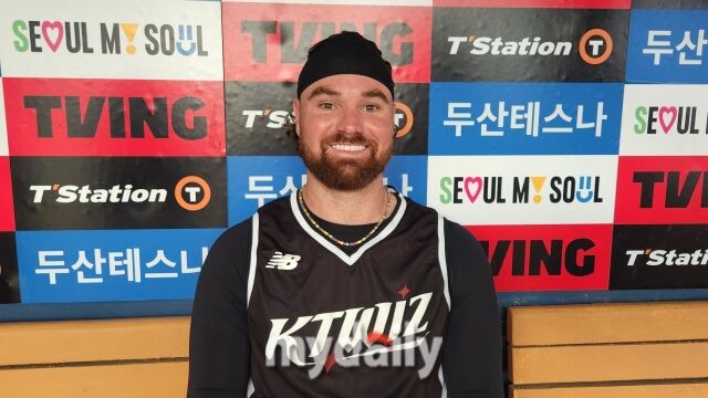 로건 앨런이 6월 17일 취재진과 인터뷰를 하고 있다./잠실=김경현 기자