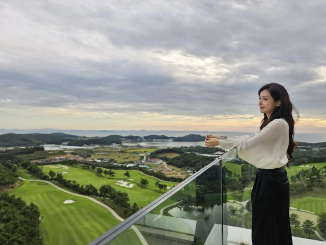 성유리가 오랜만에 근황을 공개하며 변함없는 미모로 시선을 사로잡았다. / 성유리 SNS