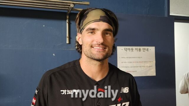 샘 힐리어드가 6월 17일 취재진과 인터뷰를 하고 있다./잠실=김경현 기자