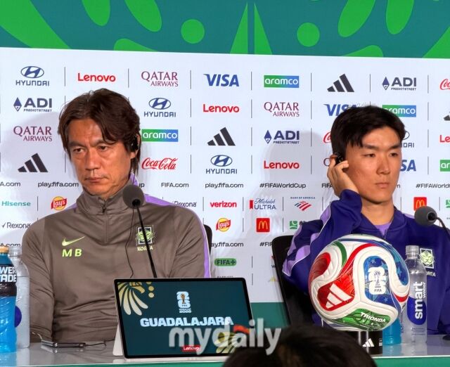 홍명보 축구대표팀 감독과 황인범(오른쪽)이 18일 오전 6시 30분(이하 한국시각) 멕시코 할리스코주 과달라하라 인근 사포판의 과달라하라 스타디움에서 진행된 멕시코와의 조별리그 2차전 공식 기자회견에 참석했다./사포판(멕시코)=최병진 기자
