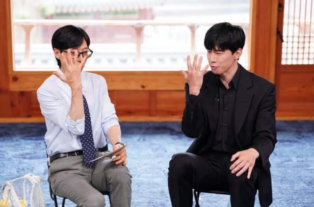 지난 17일 tvN 예능 프로그램 ‘유 퀴즈 온 더 블럭’(이하 유퀴즈) 측은 공식 SNS를 통해 김무열의 촬영 현장 스틸 2장을 기습 공개했다. / tvN 예능 프로그램 ‘유 퀴즈 온 더 블럭’