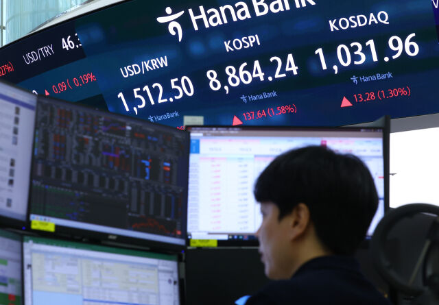 18일 코스피가 장중 8975.52까지 오르며 사상 최고치를 경신했다. 전날 종가 기준 역대 최고치를 기록한 데 이어 이틀 연속 신고가 행진을 이어가고 있다./뉴시스