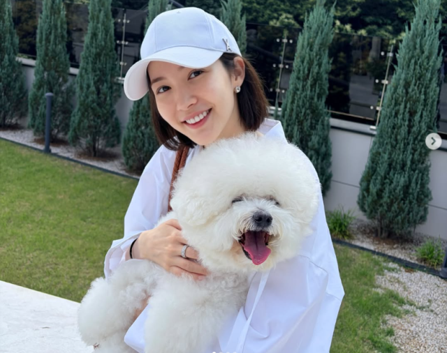 박민영은 최근 자신의 SNS에 "행복하자 우리"라는 다정한 멘트와 함께 근황이 담긴 사진을 게재했다. /박민영 소셜미디어