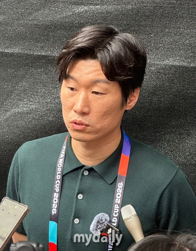 박지성 JTBC 해섥위원이 18일 멕시코 과달라하라 인근 사포판의 치바스 베르데 바예에서 진행된 대표팀의 훈련을 지켜본 후 취재진과 인터뷰를 진행했다./사포판(멕시코)=최병진 기자
