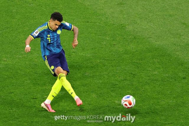 콜롬비아가 18일 멕시코시티 스타디움에서 열린 '2026 국제축구연맹(FIFA) 북중미월드컵' K조 조별리그 1차전에서 우즈베키스탄에 3-1로 승리했다. 슈팅을 시도하고 있는 콜롬비아 루이스 디아스./게티이미지코리아