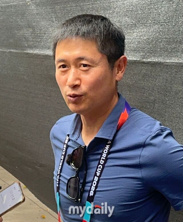 이영표 KBS 해설위원이 18일(한국시각) 멕시코 과달라하라 인근 사포판의 치바스 베르데 바예에서 취재진과 인터뷰를 진행했다./사포판(멕시코)=최병진 기자