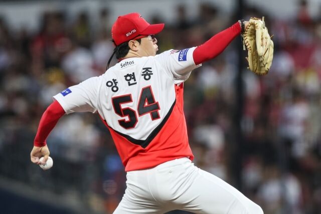 KIA 타이거즈 양현종이 18일 광주 KIA챔피언스필드에서 열린 LG 트윈스와의 홈 경기서 투구하고 있다./KIA 타이거즈 제공