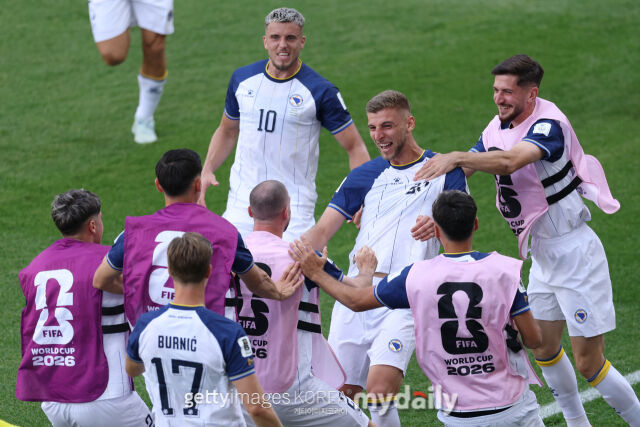 스위스와 보스니아 헤르체고비나가 19일 로스앤젤레스 스타디움에서 '2026 국제축구연맹(FIFA) 북중미월드컵' B조 조별리그 2차전을 치른다. 캐나다전에서 골을 넣은 뒤 기뻐하고 있는 보스니아 선수단./게티이미지코리아