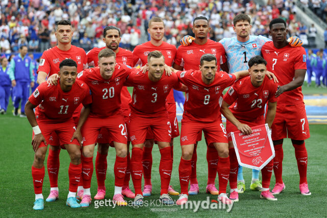 스위스가 19일 로스앤젤레스 스타디움에서 열린 '2026 국제축구연맹(FIFA) 북중미월드컵' 보스니아 헤르체고비나와의 B조 조별리그 2차전에서 4-1로 승리했다. 경기 전 사진 촬영을 하고 있는 스위스 선수단./게티이미지코리아