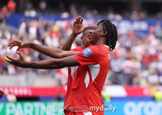 스위스가 19일 로스앤젤레스 스타디움에서 열린 '2026 국제축구연맹(FIFA) 북중미월드컵' 보스니아 헤르체고비나와의 B조 조별리그 2차전에서 4-1로 승리했다. 선제골을 넣은 뒤 세레머니를 하고 있는 요한 만잠비./게티이미지코리아