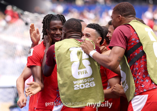 스위스가 19일 로스앤젤레스 스타디움에서 열린 '2026 국제축구연맹(FIFA) 북중미월드컵' 보스니아 헤르체고비나와의 B조 조별리그 2차전에서 4-1로 승리했다. 요한 만잠비의 선제골이 나온 후 세레머니를 하고 있는 스위스 선수들./게티이미지코리아