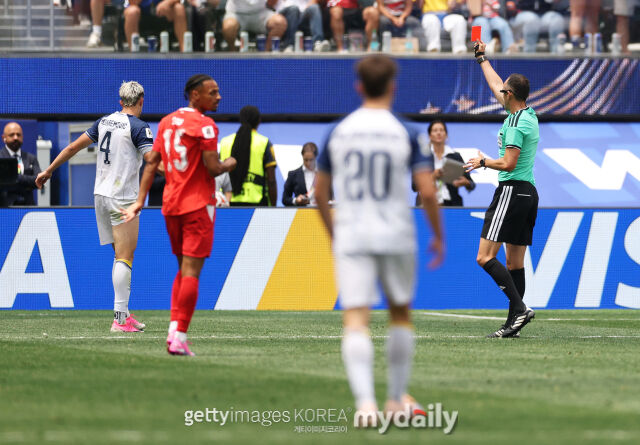 스위스가 19일 로스앤젤레스 스타디움에서 열린 '2026 국제축구연맹(FIFA) 북중미월드컵' 보스니아 헤르체고비나와의 B조 조별리그 2차전에서 4-1로 승리했다. 후반 35분 퇴장을 당한 타리크 무하레모비치./게티이미지코리아